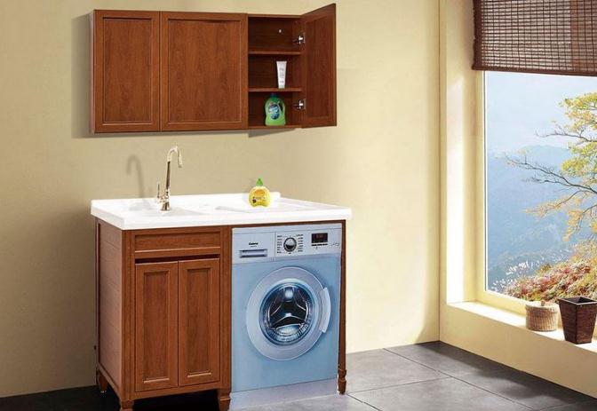 全铝洗衣柜表面采用铝材转印覆膜工艺，木纹效果逼真，绿色环保又有文化生活品味
